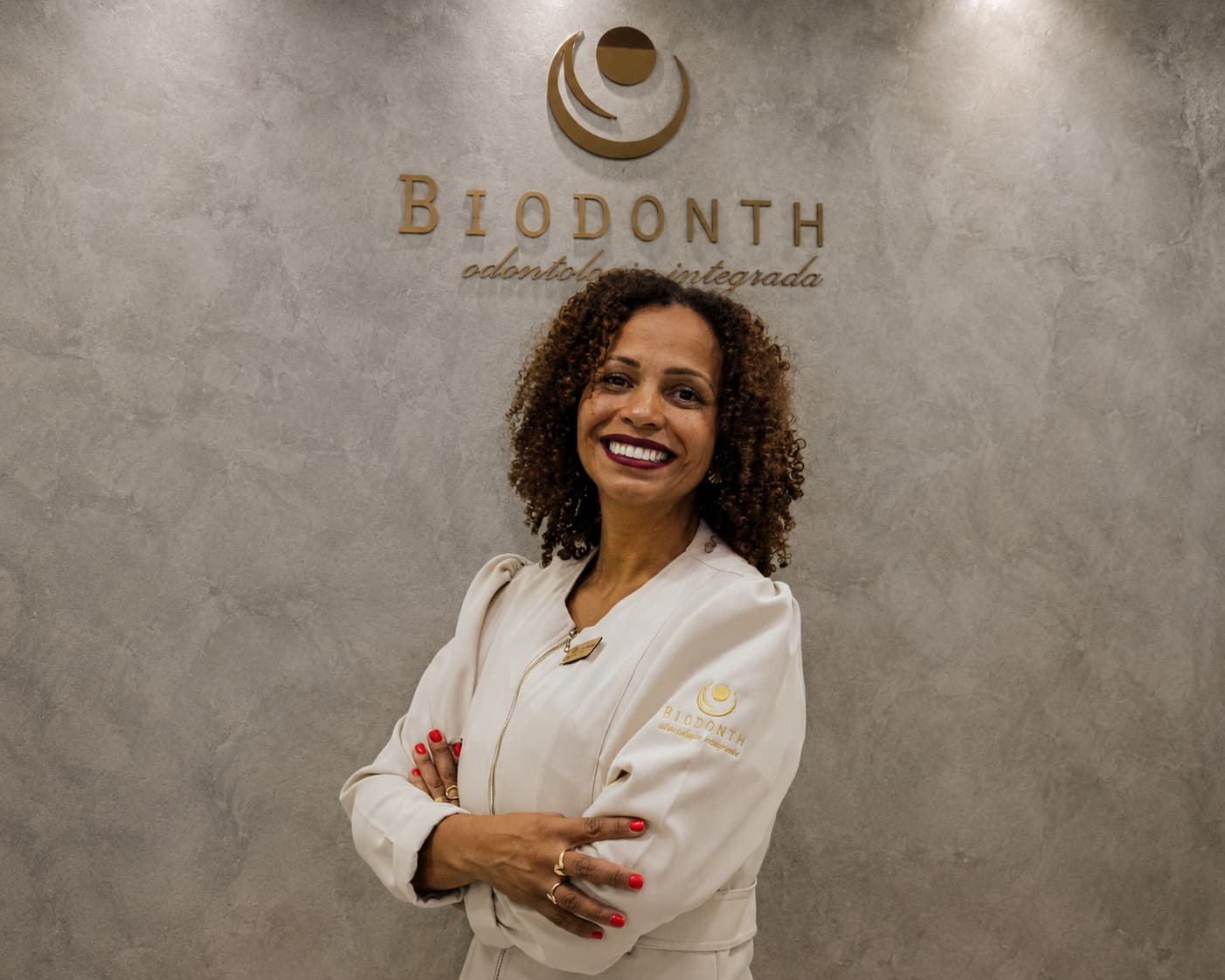 Paciente sorrindo após tratamento integrado na Biodonth